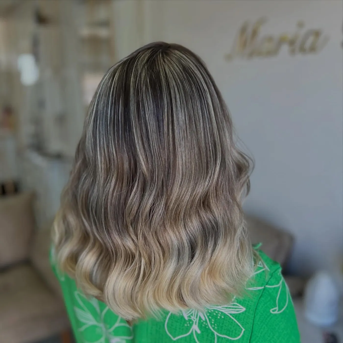 Antes e depois: mechas marcadas transformadas em loiro moderno e leve