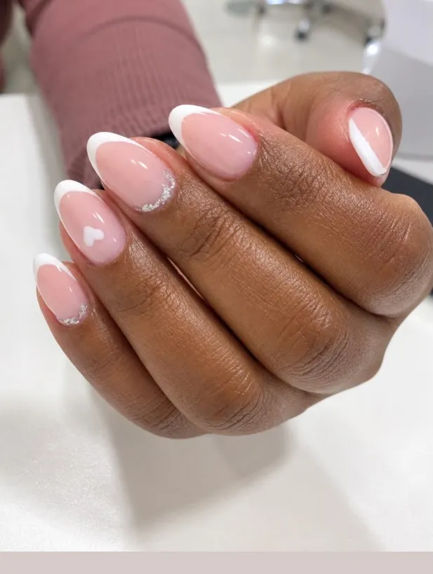 Francesinha delicada em unhas amendoadas