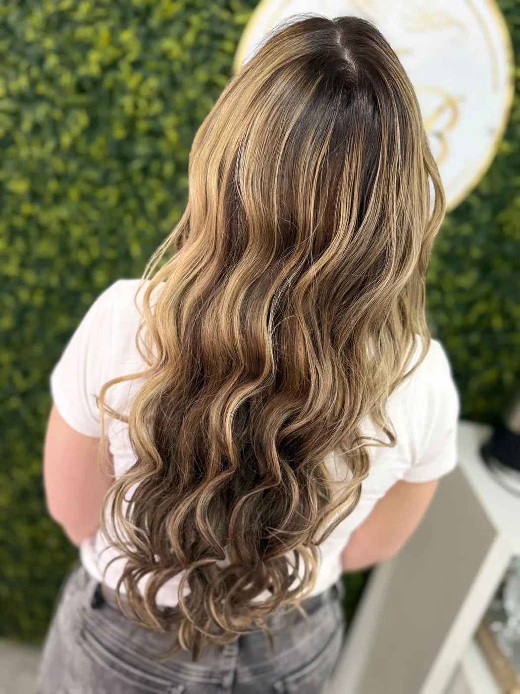 Cabelo longo com mechas claras e ondas largas