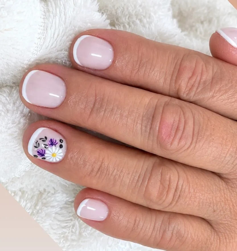 Unhas com flor pintada à mão