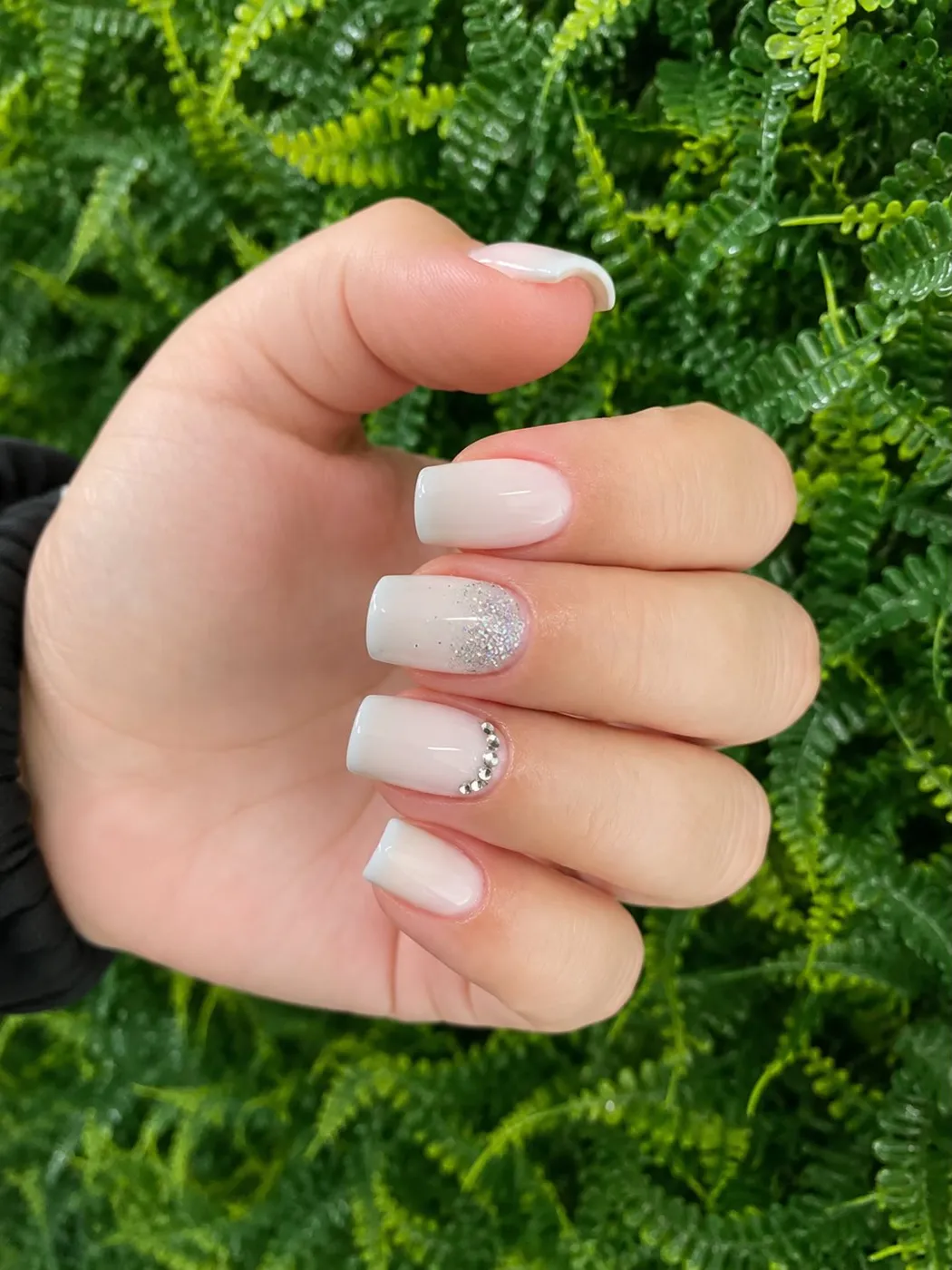 Unhas nude com pedrinhas