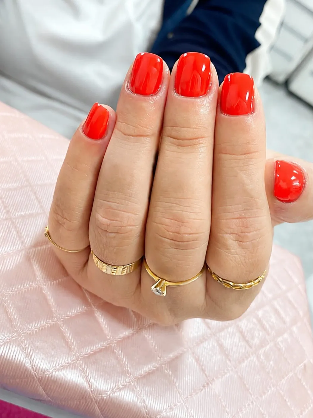 Unhas vermelhas com acabamento brilhante