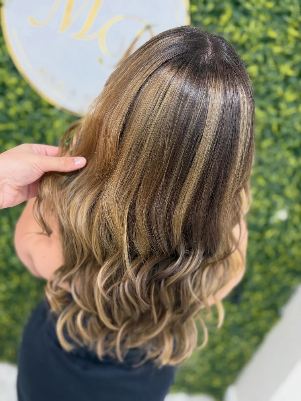 Mechas e morena iluminada com ondas, feitas no salão